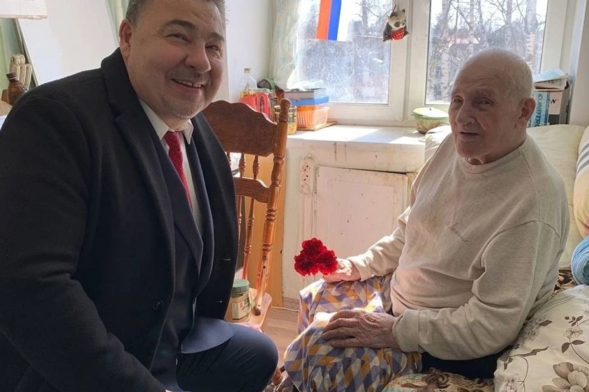 Депутат фракции «Единой России» в Архангельском облсобрании депутатов Олег Зильберг поздравляет дома наших героев-ветеранов