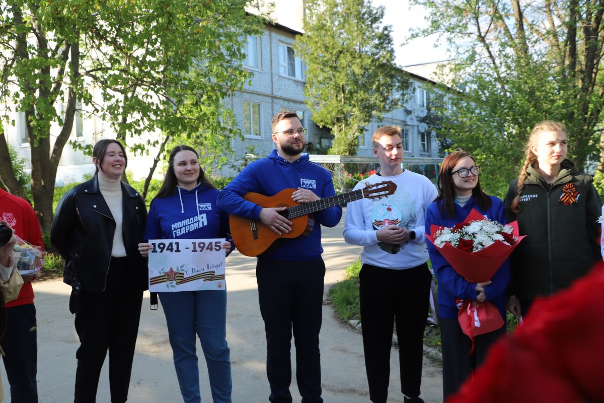 Волонтеры «Единой России» организовали концерт для ветерана Великой Отечественной войны