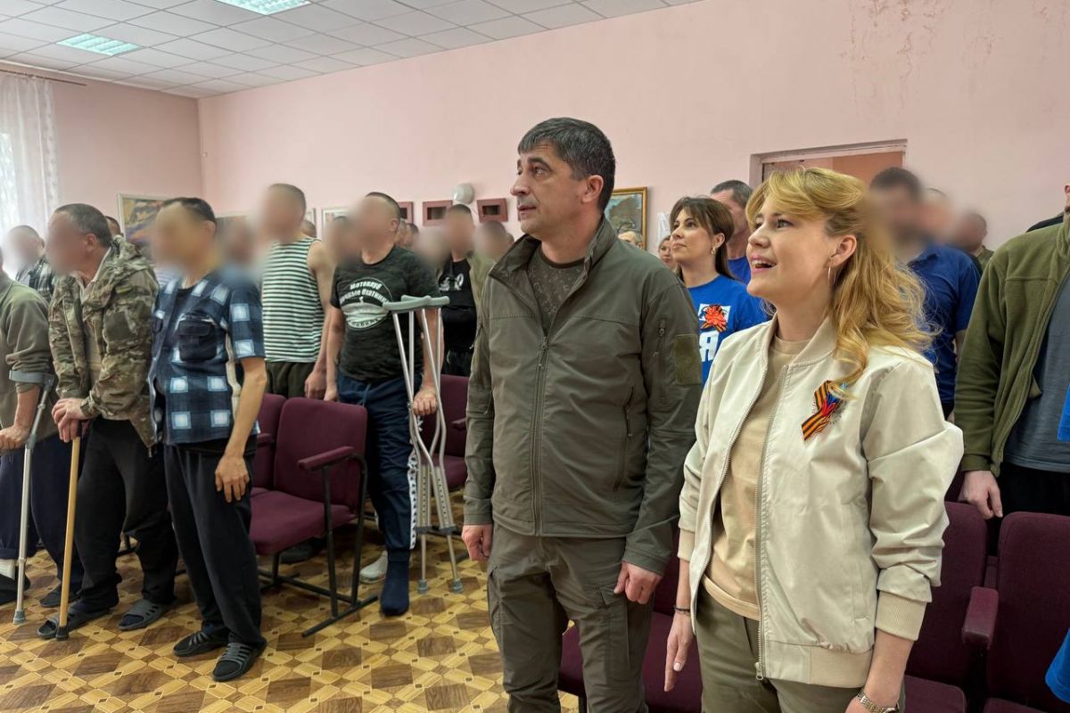 «Единая Россия» поздравила с Днём Победы бойцов СВО в госпитале Луганска
