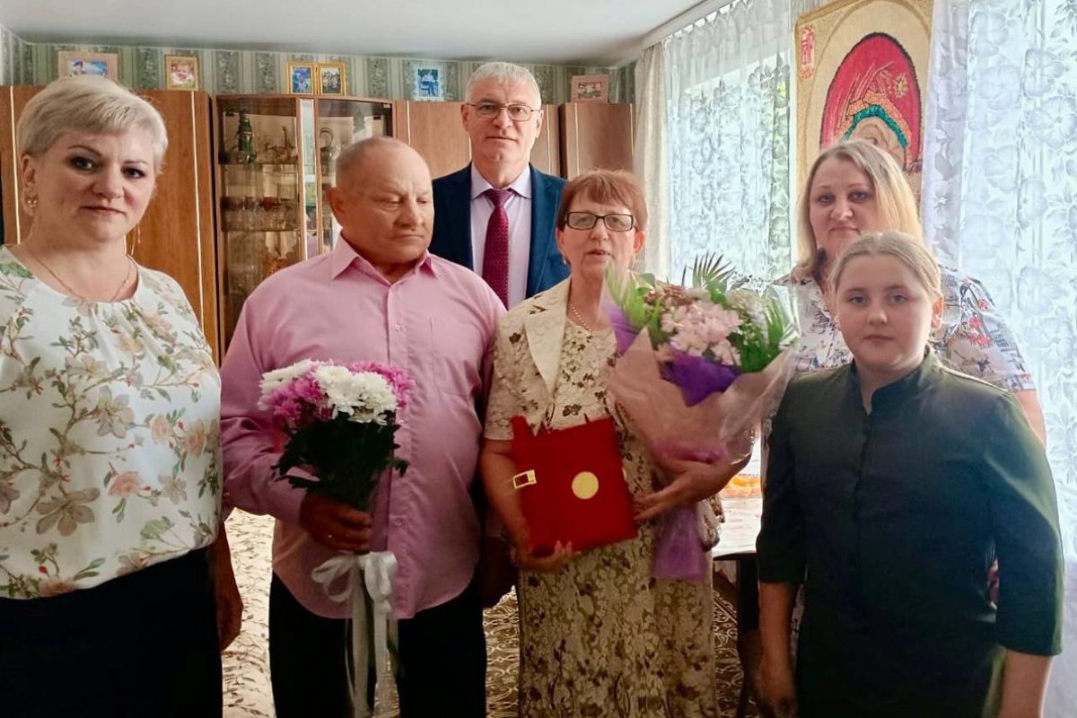 Трем семейным парам из Великолукского района вручены медали «50 лет совместной жизни»