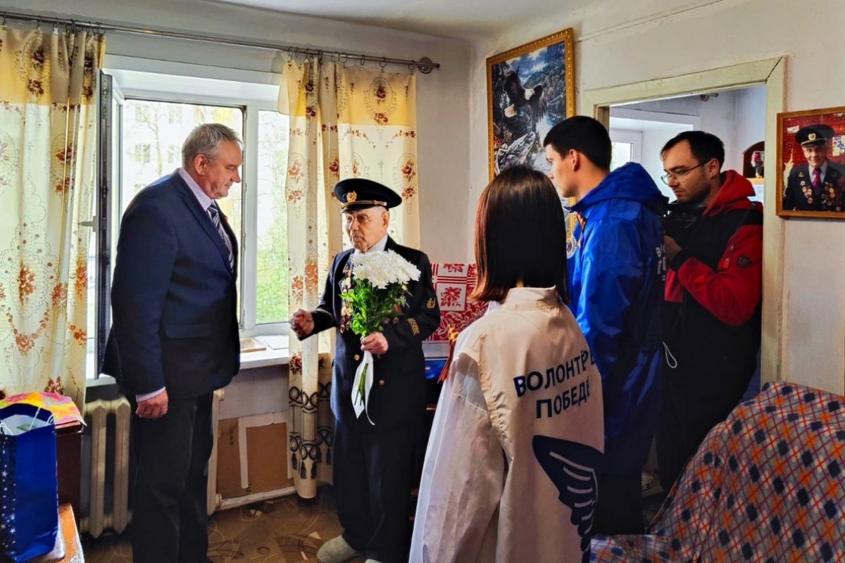 В Осинниках «Единая Россия» поздравила ветерана с 80-летием Победы