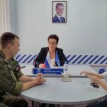 Ирина Колесникова поздравила участника СВО с медалью за отвагу