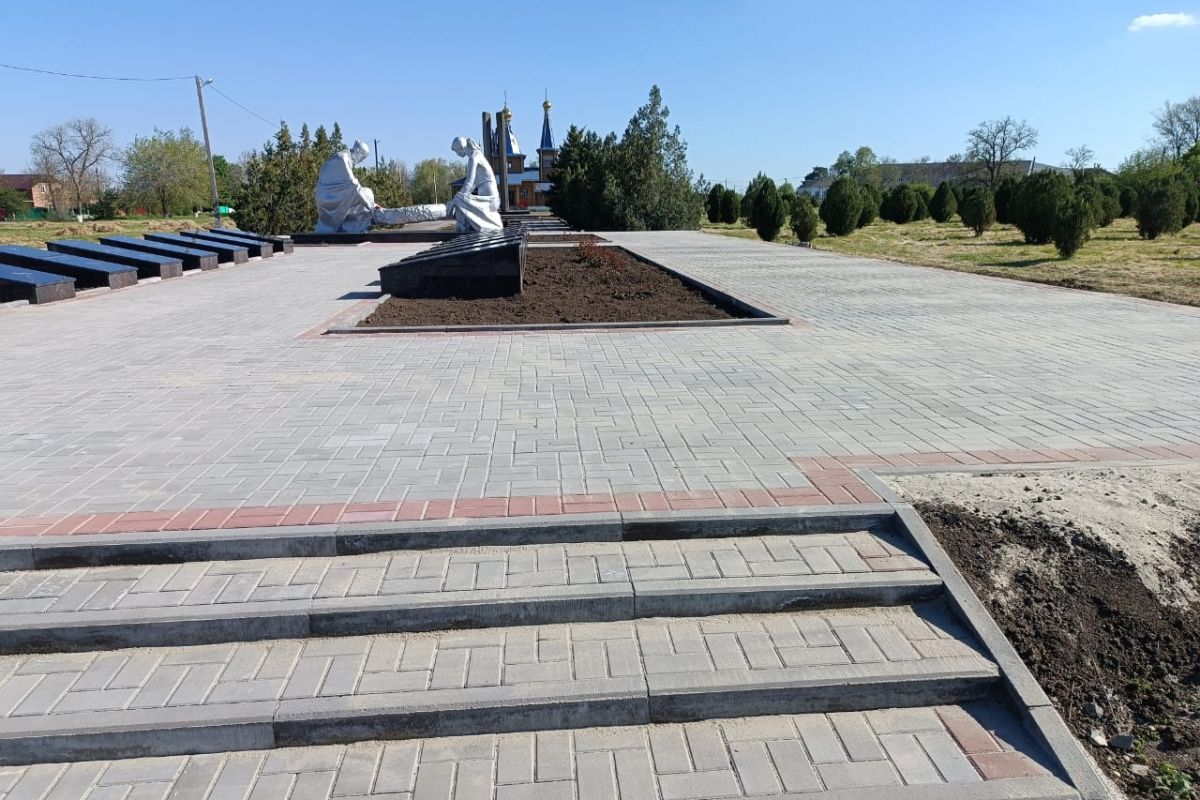 В Красногвардейском округе благоустроили территорию, прилегающую к объекту культурного наследия