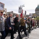 «Вспоминая своих героев, мы поддерживаем живую связь времён»: в Петербурге состоялось шествие «Бессмертного полка»