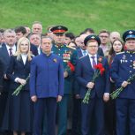 Дмитрий Медведев, руководство и представители «Единой России» возложили цветы к Вечному огню на Поклонной горе