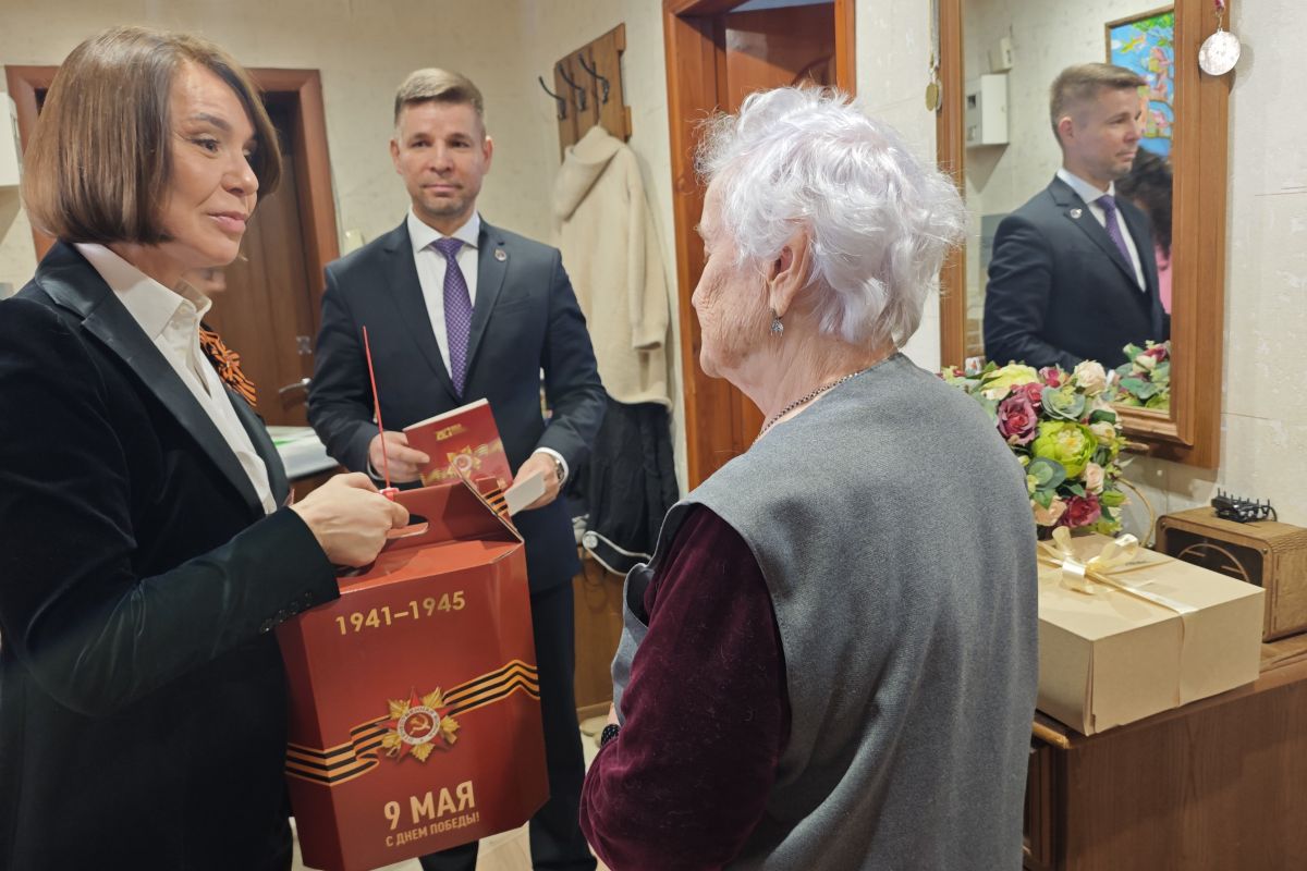 Альфия Когогина поздравила ветеранов с наступающим Днем Победы