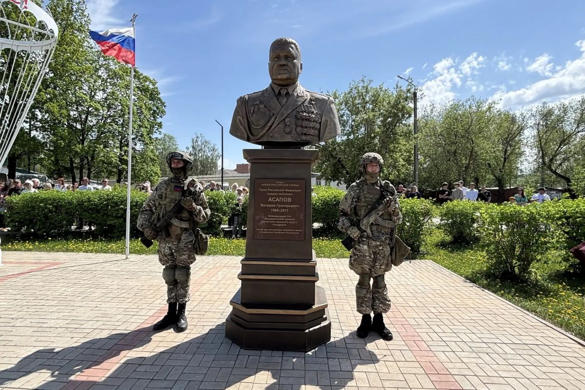 В Вятских Полянах торжественно открыли бюст Героя России Валерия Асапова