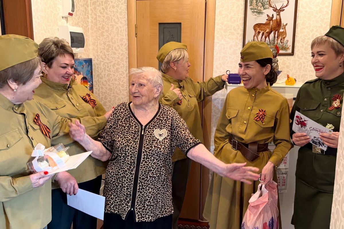 Молодогвардейцы и «Женское движение Единой России» провели в Верхнеуральске акцию «Песня в подарок»