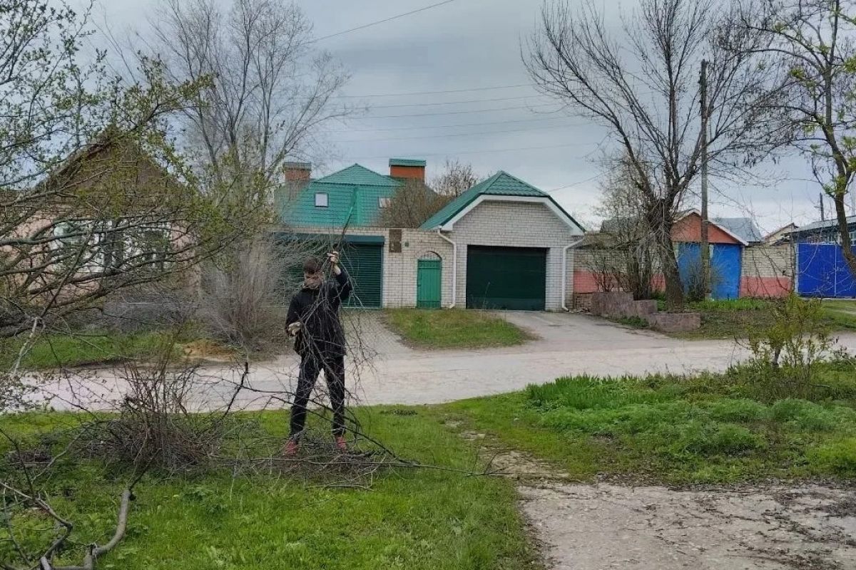 Вольские волонтеры помогают пожилым землякам на приусадебных участках