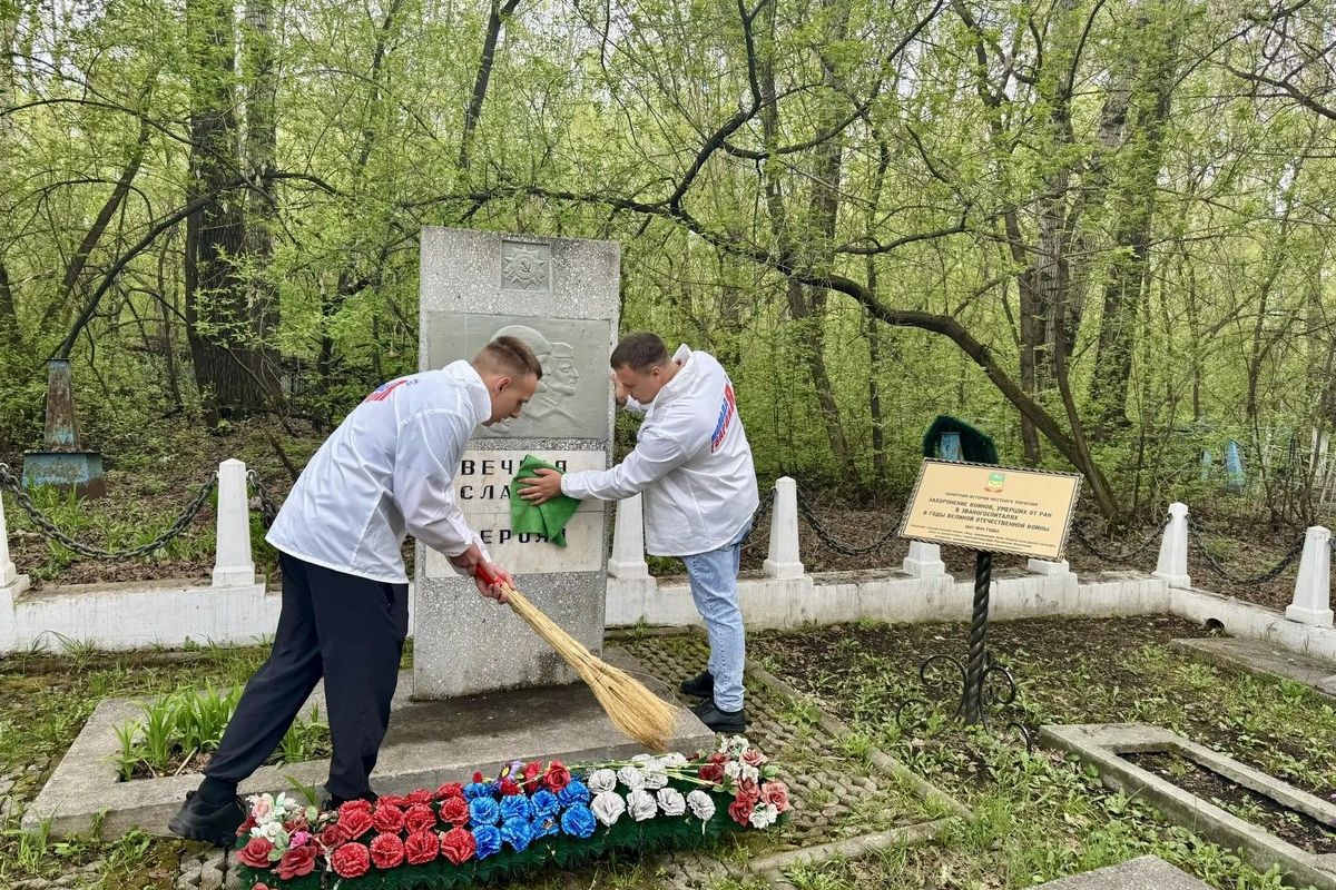 Прокопьевские молодогвардейцы привели в порядок памятник красноармейцам
