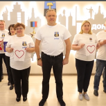 В каждом стежке – доброе дело: донецкие единороссы создают «Одеяло Единства»