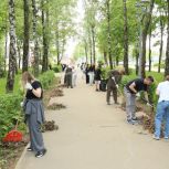 Единороссы провели субботник у памятника чернобыльцам