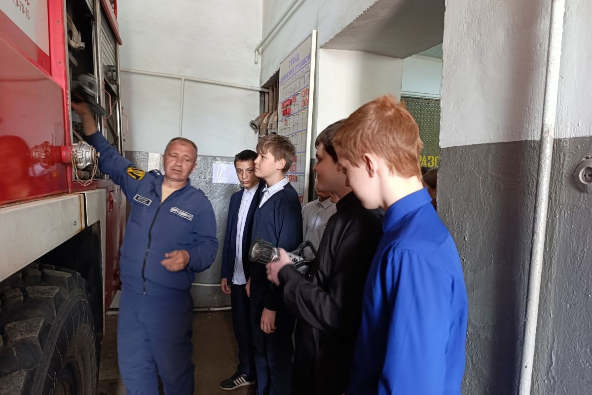 «Единая Россия» организовала профориентационную экскурсию в пожарную часть для школьников Кораблинского округа Рязанской области