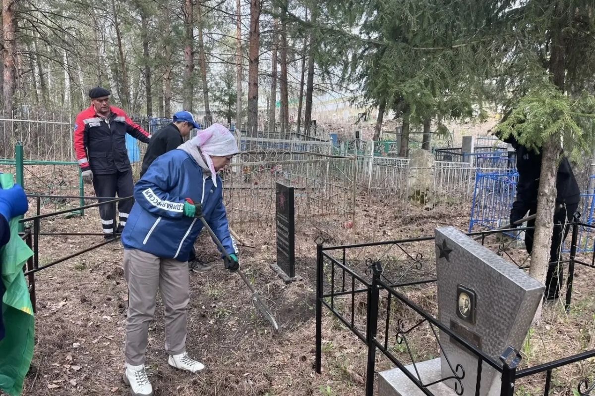 Активисты «Единой России» в Стерлибашевском районе провели уборку мест захоронений участников ВОВ