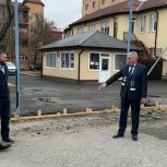 Партийный десант Единой России в Магасе проинспектировал реконструкцию стадиона и городского фонтана