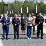 В Луганске возложили цветы к знаковым памятникам в истории ЛНР