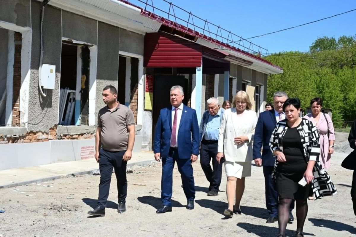 Александр Романенко проконтролировал капитальный ремонт школы в Курьинском районе