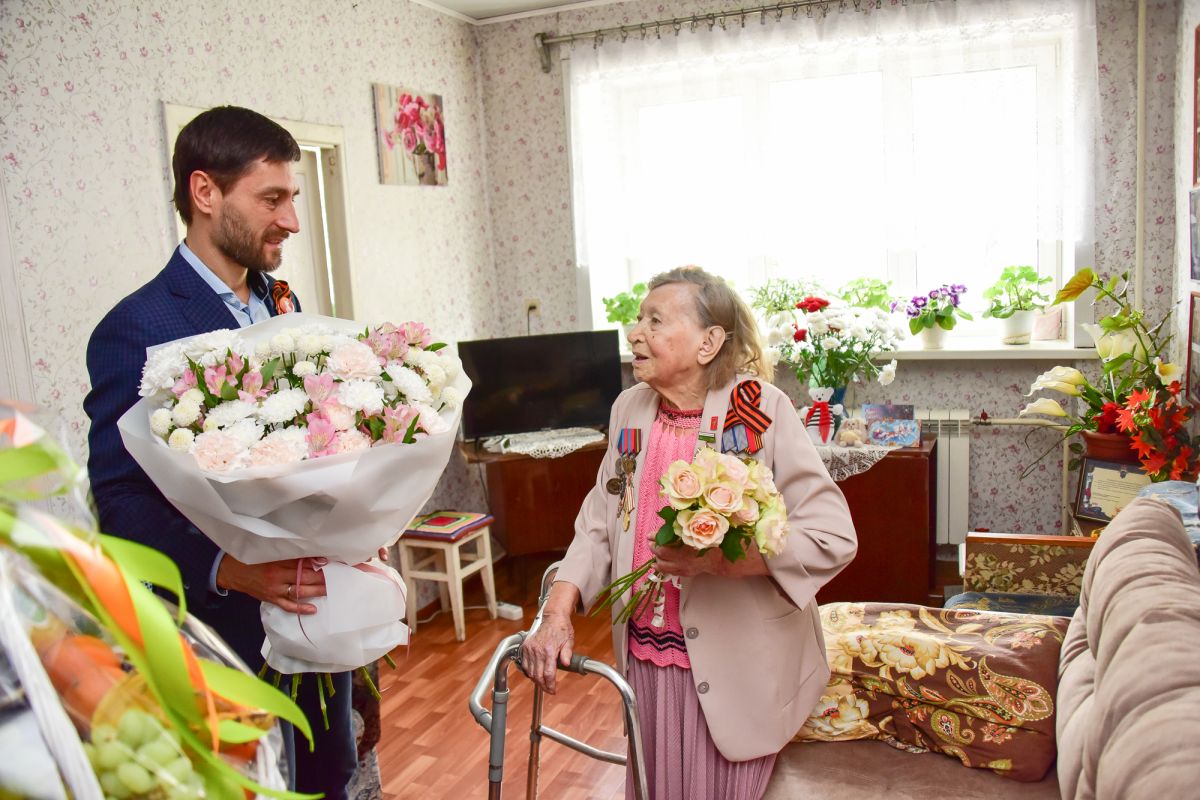 Алексей Синицын поздравил фронтовую медсестру и ветерана СВО с Днем Победы