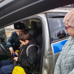 Безопасное детство: Инспектор ГИБДД провел с первоклассниками Нового Уренгоя беседу о правильном поведении на дорогах