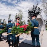 Сергей Костин принял участие в памятной церемонии у мемориала воинам-дорожникам