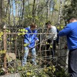 Волонтеры «Молодой Гвардии», Министерства юстиции, Нотариальной палаты области и «Единой России» провели субботник на территории воинских захоронений