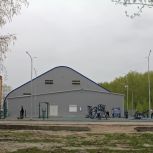 При поддержке «Единой России» в Новосибирске строят хоккейную коробку