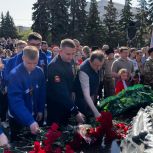 «Единая Россия» почтила память защитников Отечества у Вечного огня в Челябинске