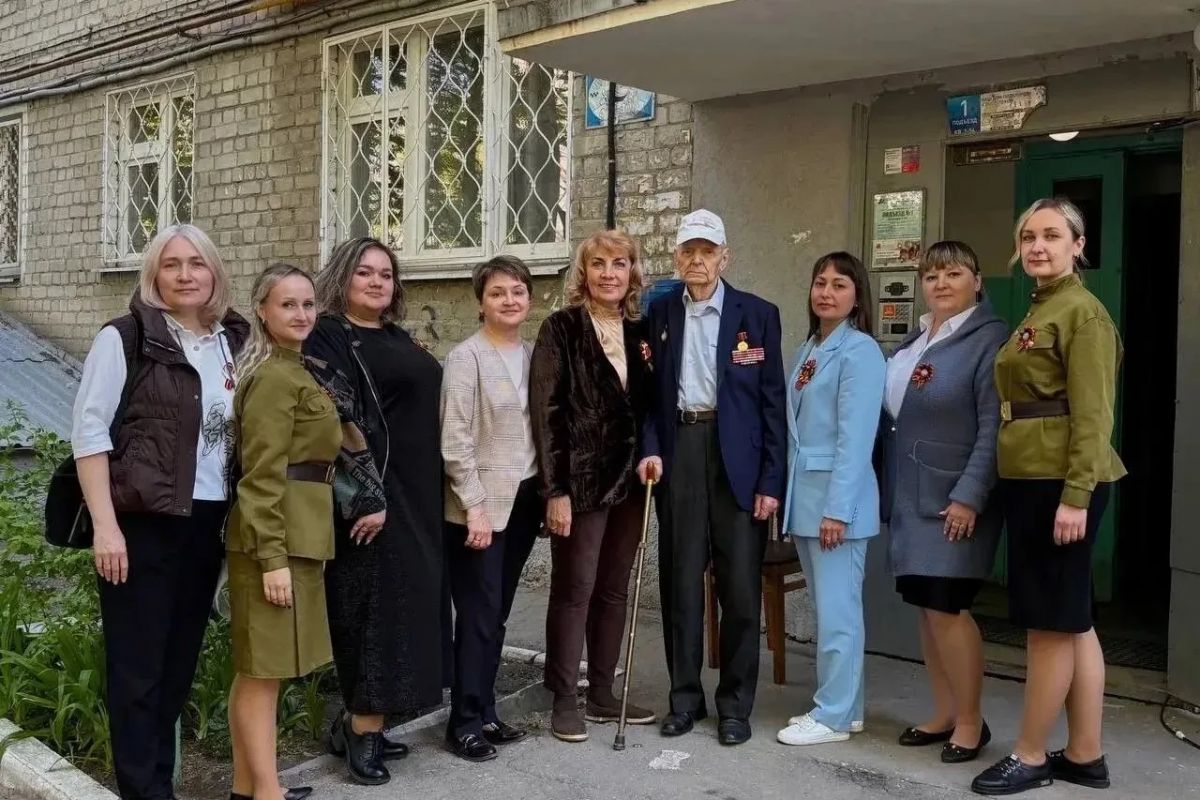 В Октябрьском районе проходит ежегодное мероприятие «Концерт у дома ветерана»