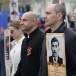 Денис Паслер вместе с тысячами уральцев принял участие в шествии «Бессмертный полк» в Екатеринбурге