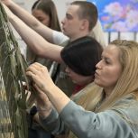 В день Первомая в Штабе общественной поддержки «Единой России» изготовили маскировочные сети для бойцов СВО