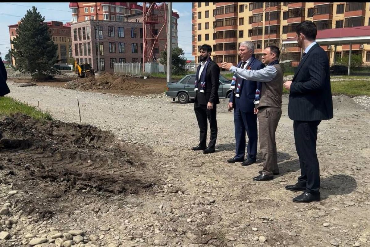 В Магасе партийный десант Единой России оценил ход благоустройства нового парка