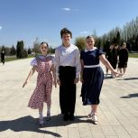 В Курске единороссы и общественники организовали «Вальс Победы»
