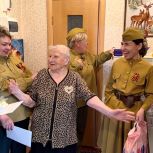 Молодогвардейцы и «Женское движение Единой России» провели в Верхнеуральске акцию «Песня в подарок»