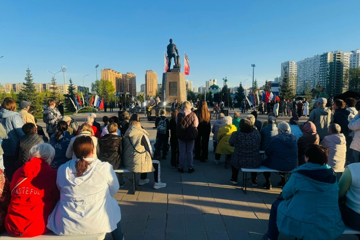 На Малой Земле у памятника Герою России Александру Прохоренко прошёл концерт ко Дню Победы