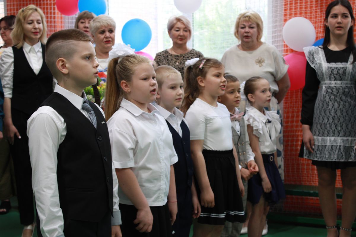 «Единая Россия» поздравила с праздником последнего звонка выпускников Херсонской области