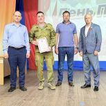 В Рязани единороссы наградили Героя России и десантников 137-го полка в преддверии 81-й годовщины Великой Победы