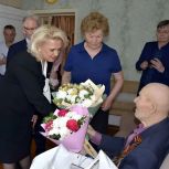 Депутат Госдумы Алла Салаева поздравила с Днем Победы фронтовика Николая Гавриловича Алексеева