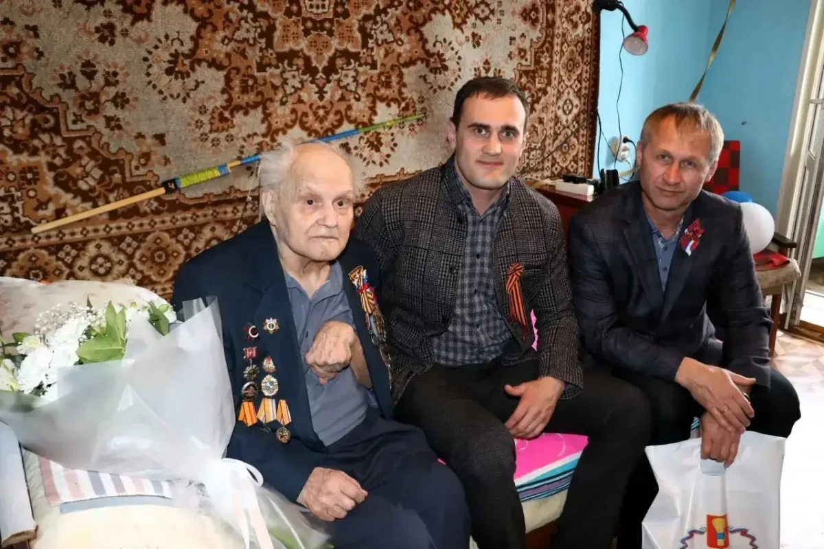 Помнить и чтить: уссурийские депутаты поздравили ветерана Великой Отечественной войны