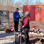 Активисты первичных отделений Единой России в Коношском округе поздравляют с Днем Победы и приводят территорию в порядок