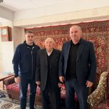 Депутат Государственной Думы Артём Бичаев и руководитель ОНФ по РД поздравили ветерана Юрия Петрухина с Днём Победы
