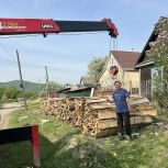 Сторонник партии помог ветерану СВО с дровами и обустройством участка