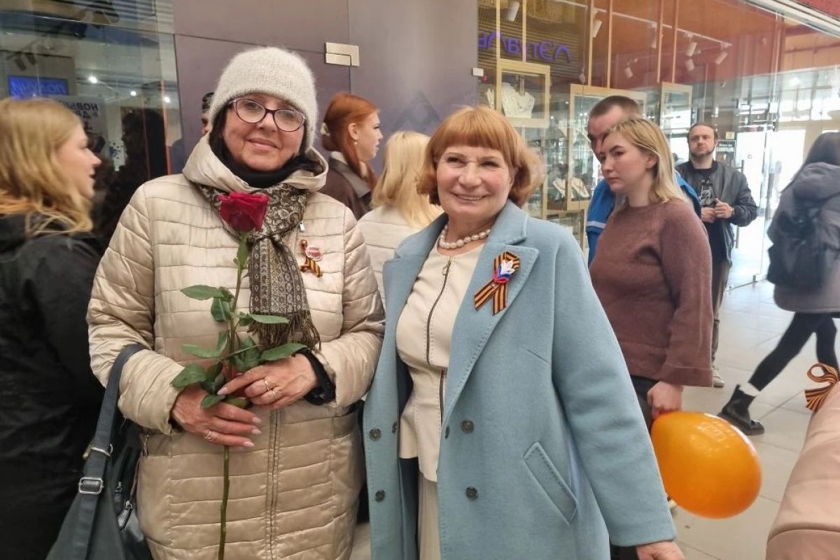 81 цветок Победы: в Магадане «Единая Россия» подарила жителям праздничное настроение