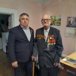 В Кузбассе единороссы поздравили труженика тыла