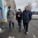 Партийный десант Единой России проверил ход работ по капитальному ремонту кровли и фасада лицея №21