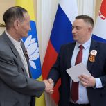 Максим Сорокин вручил награду «Отец солдата» родителям воинов СВО