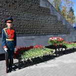 В День Весны и Труда барнаульцы возложили цветы к стеле «Город трудовой доблести»