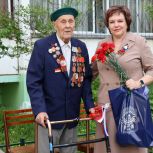 В День Победы в Тракторозаводском районе для ветерана устроили концерт во дворе