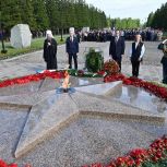 Активисты и депутаты «Единой России» возложили цветы к мемориалам воинской славы в омском Парке Победы