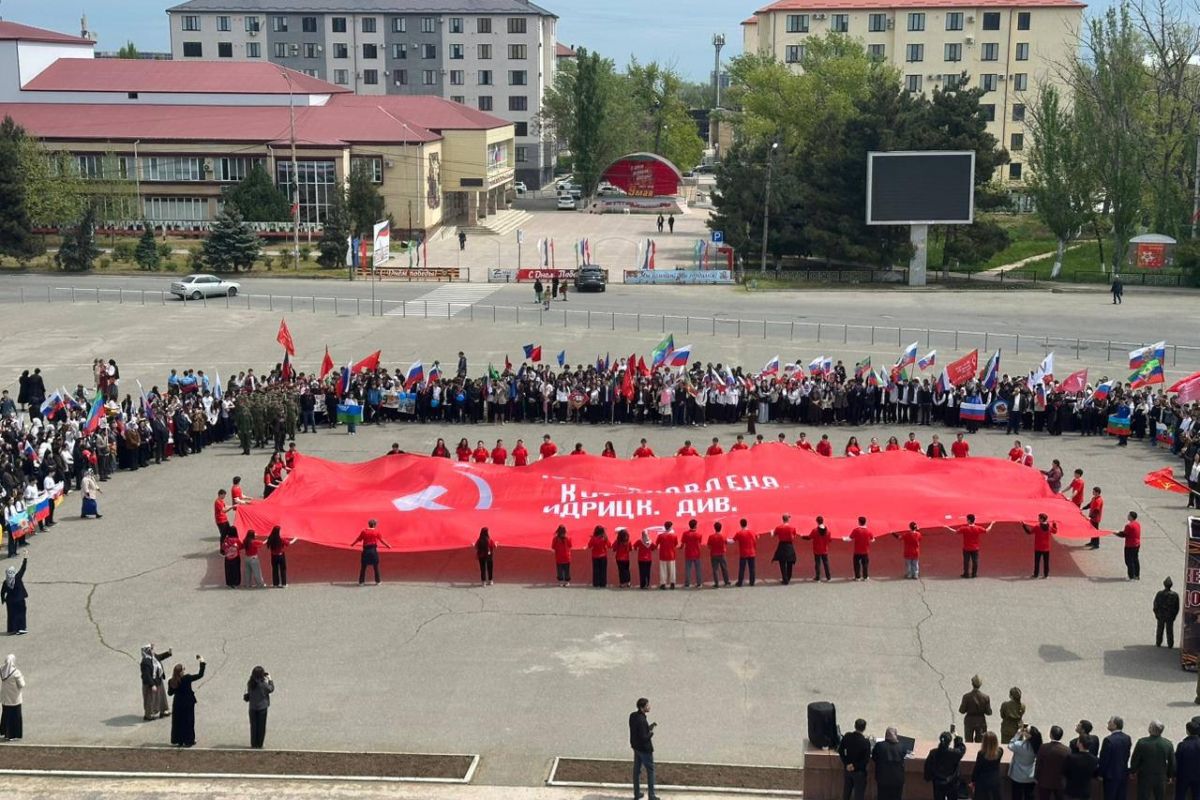 В Избербаше при участии «Единой России» прошла патриотическая акция «Знамя Победы»