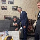 Нурбаганд Нурбагандов поздравил фронтовика из Каспийска Мусу Багаудинова с Днём Победы